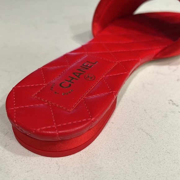 Brand new Chanel slides in red. Size 35 - Picture 6 of 7